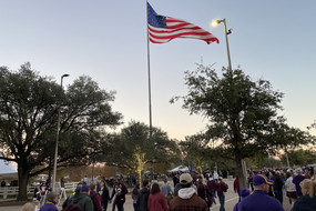 Auf dem Bild sieht man die Amerikanische Flagge sowie viele Menschen die auf dem Weg zum Spiel sind