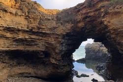 The Grotto Hier sieht man Felsen am Meer, die wie ein Tor geformt sind.