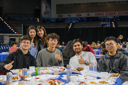 Ein Foto von Aykut und seinen Freunden am Tisch beim International Extravaganza