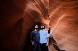 Auf dem Bild sieht man die beiden Stoyteller inmitten der Canyons stehen.