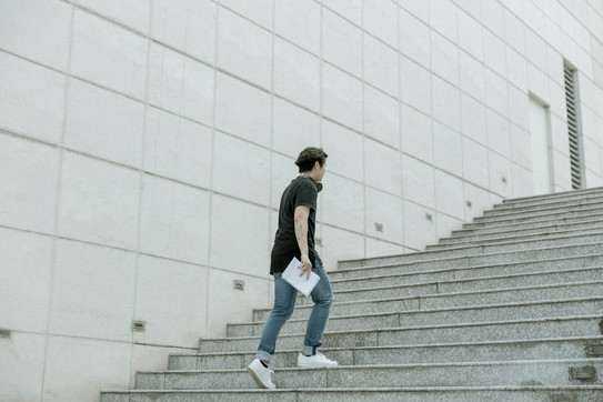Mann läuft Treppe hinauf