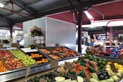 Hier sieht man einen Marktstand mit Obst und Gemüse. 