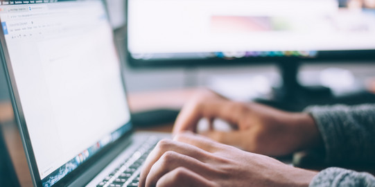 Person schreibt am Laptop