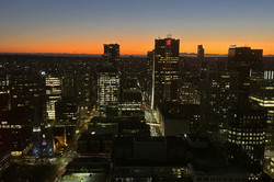 Nacht Hier sieht man Vancouver bei Nacht. Man sieht zahlreiche erleuchtete Wolkenkratzer.