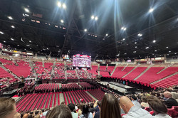Viejas Arena Man erkennt eine riesige Halle mit vielen roten Sitzplätzen. Einige der Plätze sind schon durch Menschen belegt.