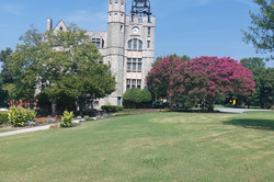 Oglethorpe University 2 Hier sieht man ein altes Gebäude, das aussieht wie ein Turm, und eine große Rasenfläche davor.