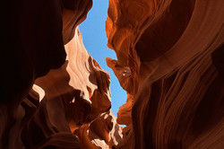 Das Foto wurde unten in der Schlucht des Canyons aufgenommen und man guckt hoch. Dort ist der Himmel zu sehen.