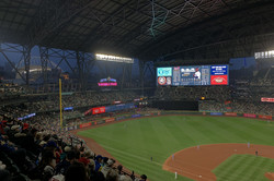 Hier sieht man ein volles Baseball Stadion. 