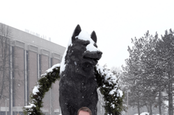 Daniel vor einem Denkmal im Schnee