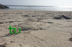 Das TU Logo im Sand des Strandes Kalifornien
