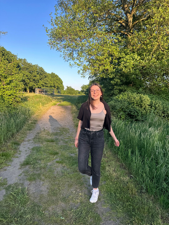 Foto von Lisa auf einem Waldweg.