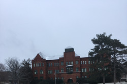 altes Gebäude am Campus mit Schnee auf dem Boden