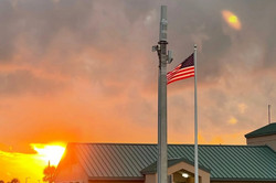 Hier sieht man die amerikanische Flagge beim Sonnenuntergang.