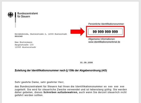Ausschnitt des Dokuments des Bundeszentralamts für Steuern, mit dem die Steueridentifikationsnummer zugeteilt wird (die Nummer befindet sich rechts oben und ist mit einem roten Pfeil markiert).