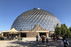 Die Außenfassade eines großen Gebäudes, dessen Dach eine große runde Kuppel ist.