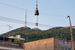Hier sieht man einen hohen Turm, der einem Fernsehturm ähnelt. Direkt daneben ist ein kleinerer Turm, der dem Eifelturm ähnelt.