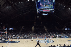 Im "Hinkle Field " tragen die Butler Bulldogs ihre Heimspiele aus. Hier gewinnen die Bulldogs gerade gegen die Creighton Bluejays.