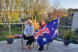 Sabrina mit ihrer Gastmutter und einer australischen Flagge
