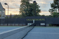 Hier sieht man das Tennisfeld der Universität. 
