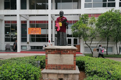 Eine Statue von St. Ignatius, kurzgenannt "Iggy"