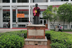 Eine Statue von St. Ignatius, kurzgenannt "Iggy"