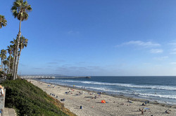 Strand mit blauem Himmel und Meer 