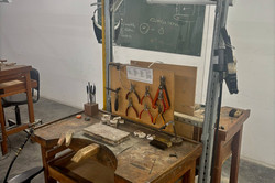PKurs Das Bild zeigt eine Werkstatt mit einem Tisch und einigen Werkzeugen.