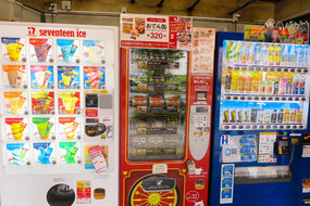 Drei Automaten in Akihabara. Ein Eisautomat, Sandwichautomat und ein Getränkeautomat.