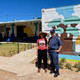 2 Personen stehen vor einem bunt gemalten Gebäude
