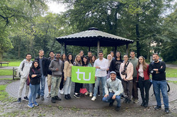 A group of international students stands in the Fredenbaumpark