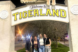 Hier sieht man die Studentin zusammen mit drei Freundinnen unter einem Bogen stehen, auf dem "Tigerland" steht.