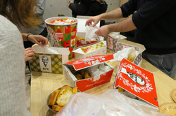 KFC Zusehen ist ein typisch japanisches Weihnachtsessen (Fried Chicken) mit Freunden