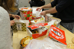 Zusehen ist ein typisch japanisches Weihnachtsessen (Fried Chicken) mit Freunden 