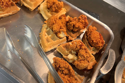 Waffeln & Chicken Das Bild zeigt eine viereckige Ofenform, in der Waffeln mit Hähnchenfleisch liegen.