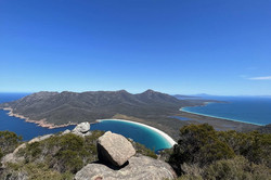 Mount Amos Hier sieht man türkisblaues Meer mit Felsen drin.