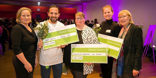 Drei Gewinner:innen der Global Gallery und Mitarbeitinnen der TU Dortmund
