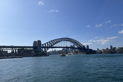 Blick über das Wasser zu einer großen Brücke