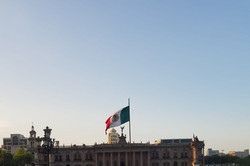 Platz vor einem Gebäude mit der mexikanischen Flagge