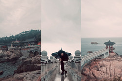 Eine Collage von Bildern von dem 해동용궁사 (Haedongyonggungsa Tempel), von der Studentin mit einem Regenschirm im Regen und einem Pavillon am Strand.