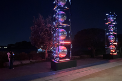 Es zeigt eine beleuchtende Säule mit 5 übereinander schwebenden Kugeln, welche mit Lichtstäben voneinander getrennt werden.