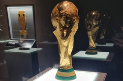 Der Pokal der Fußballweltmeisterschaft in einer Glasvitrine.