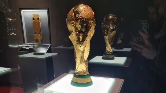 Der Pokal der Fußballweltmeisterschaft in einer Glasvitrine.