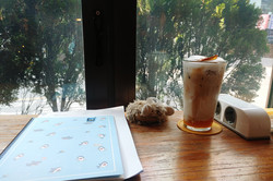 Südkorea ist dafür bekannt, dass es an jeder Ecke Cafés gibt. Die Cafés in der Nähe der Uni laden in gemütlicher Atmosphäre zum Verweilen ein. Zurzeit probiere ich mich noch durch die Spezialitäten. Hier probiere ich gerade einen Milchkaffee verfeinert mit Orangenmarmelade. Mir sind aber viele der Getränke zu süß. Daher sind meine Favoriten immer noch die Klassiker: Americano auf Eis und Matcha Latte.