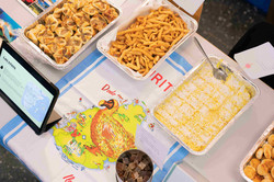 Das Essen ist auf dem Tisch serviert