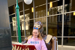 Lydia mit einer Figur als Kunstobjekt auf einer Bank