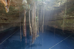 Cenote Zusehen ist eine blaue Lagune