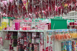 Hier sieht man zahlreiche rosane Herzluftballons und weitere Kleinigkeiten wie Sticker, etc.