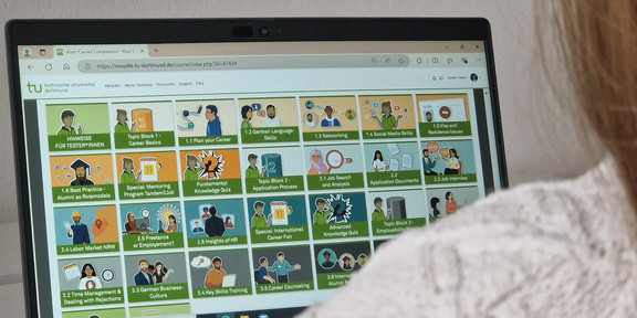 Fokus auf Hände einer Person, die im Moodle Kurs Carrer Companion surft