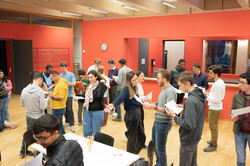 Many international students are standing in the IBZ and are chatting.