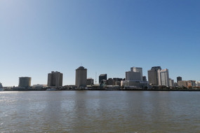 Auf dem Bild sieht man die Aussicht auf New Orleans von der Fähre aus